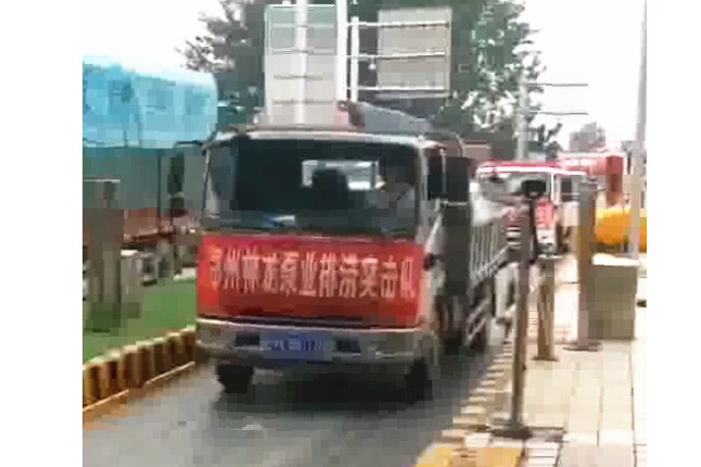 我公司新組織的搶險(xiǎn)排澇設(shè)備及人員，出發(fā)馳援焦作災(zāi)區(qū)，兄弟們辛苦了，加油！
