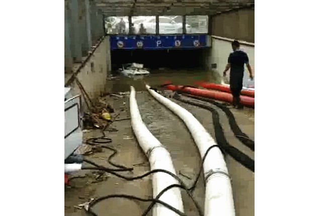 二環(huán)支路沙口路，山東消防兩臺(tái)，我們?nèi)_(tái)潛水泵同時(shí)運(yùn)行，一切正常了
